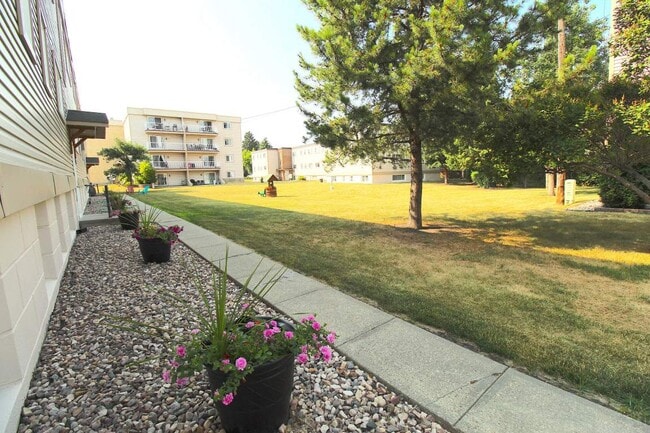 Building Photo - Compton Court Apartments