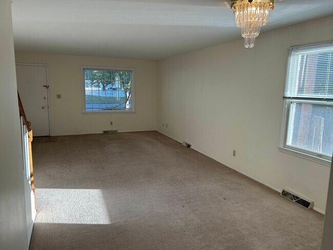 Comedor y sala de estar - 1420 W Ash St