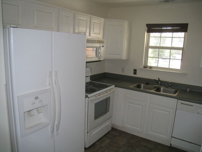 Building Photo - Cozy Condo