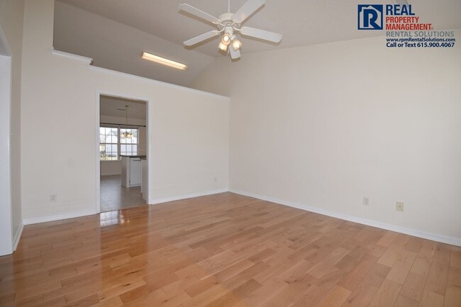 Foto del edificio - Adorable 2 bedroom 1-level duplex townhome in Smyrna close to Nissan, washer/dryer included!