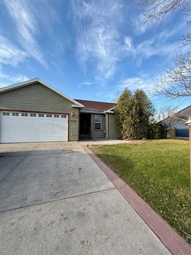 Primary Photo - Beautiful 3 Bedroom 2 Bathroom House with ...