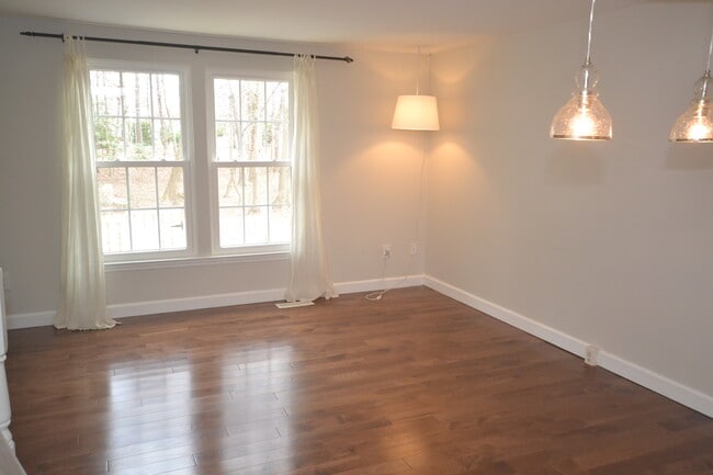 Building Photo - 1537 Woodcrest Dr