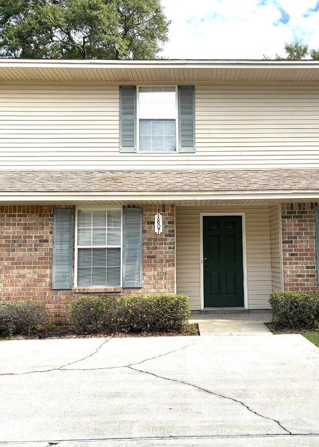 Foto del edificio - "Charming 2-Bedroom Townhouse in Fort Walt...