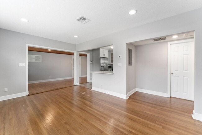 Building Photo - Charming and Updated 2/2 Home in Colonial ...