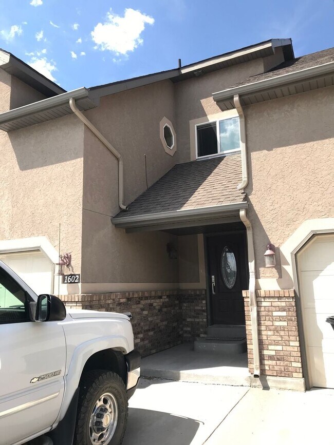 Building Photo - 1602 Honeysuckle Loop