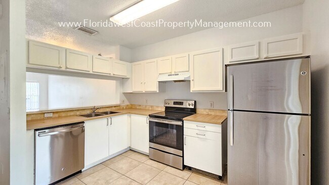 Building Photo - CUTE 2 BED/2.5 BATH CONDO- TOWNHOME! SUPER...