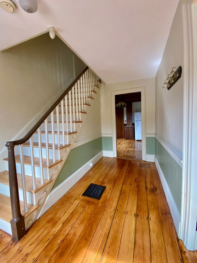 Foto del edificio - 2 BED/ 1 BATH Duplex in AMESBURY, MA