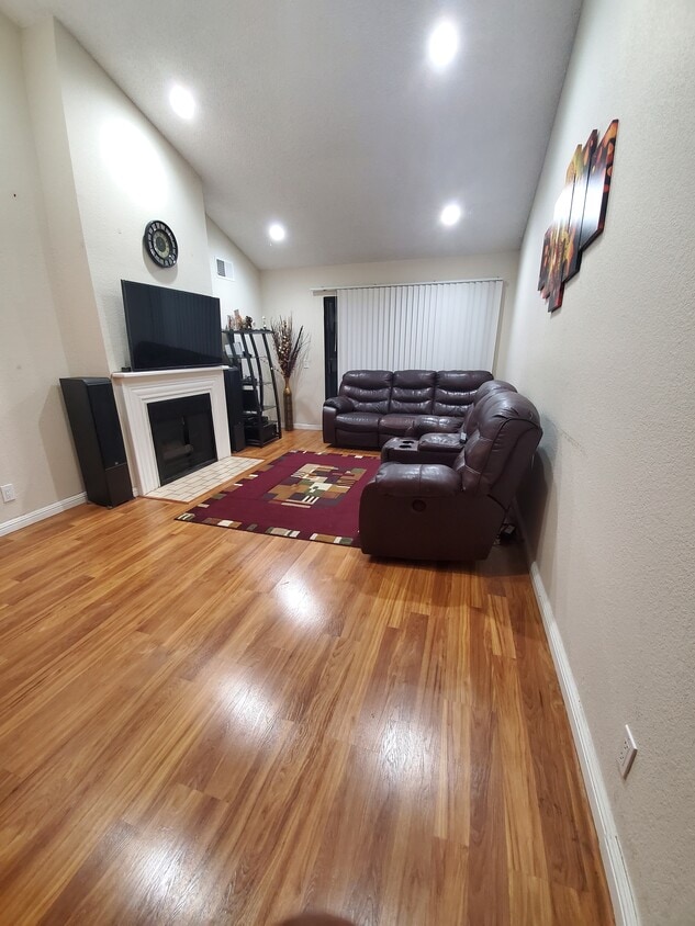 Living room - 36996 Meadowbrook Cmn (Fremont, CA)