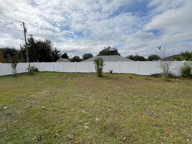 Foto del edificio - STUNNING 3 Bd/ 2 Ba Home in Ocala! Fenced ...