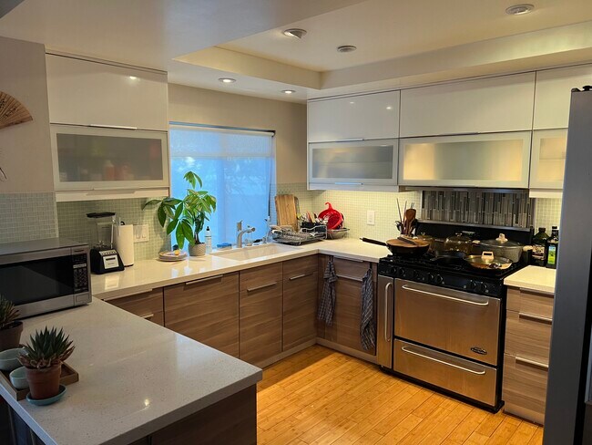 Foto del edificio - 20737 Roscoe Blvd