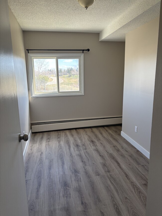 Photo du bâtiment - 2908-116A 116a Ave NW