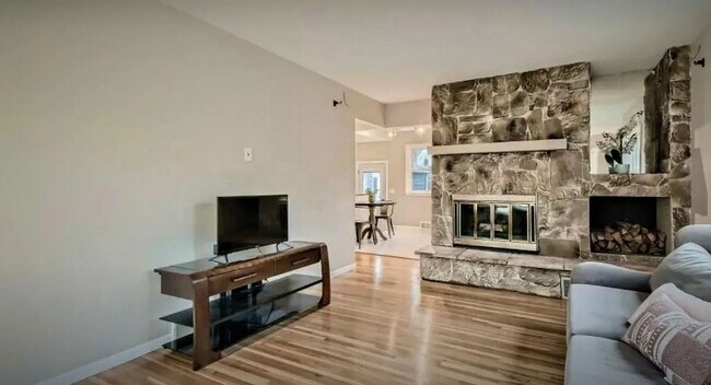 Foto del edificio - 1031 Sumter Ave N