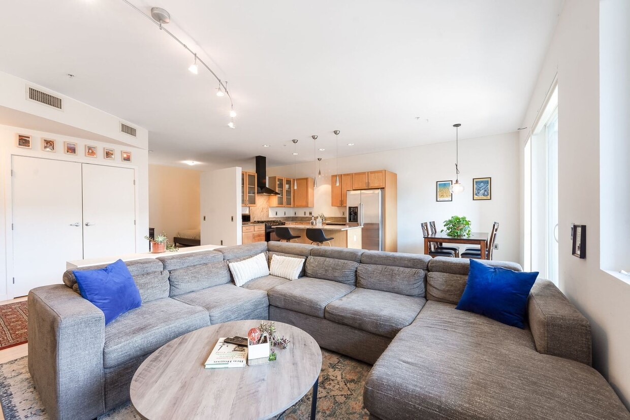 Primary Photo - 1BD, 1BA Downtown Denver Condo with Garage...