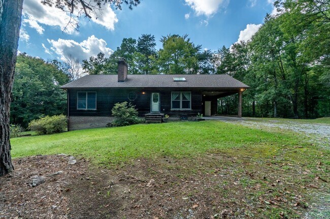 Building Photo - Meticulously maintained property with a st...