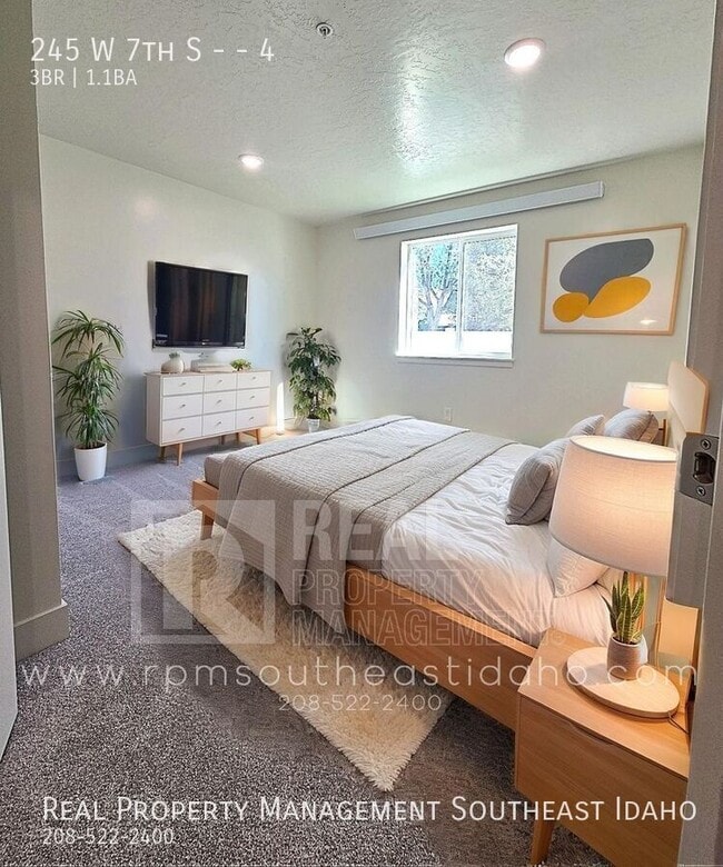 Building Photo - 245 W 7th S