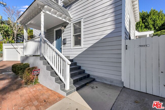 Foto del edificio - 6117 Glen Holly St