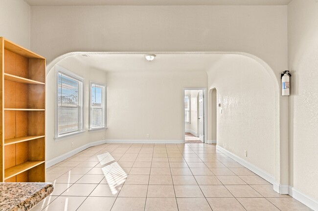 Foto del edificio - Massive 1,200 Sq Ft Renovated 3BR/2BA w/ Master Suite