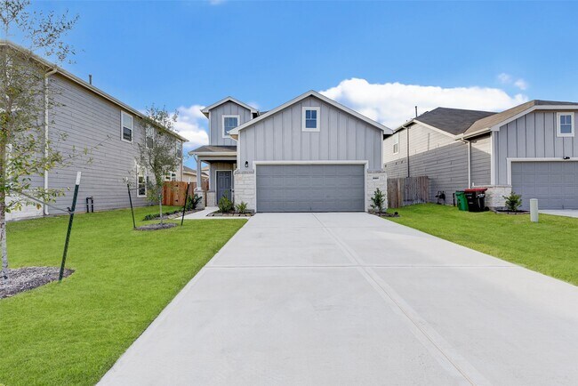Building Photo - 25821 Hedgerow Dr