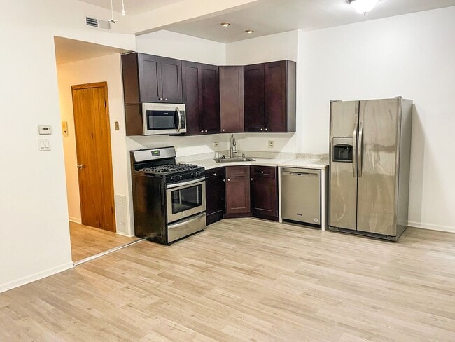 Photo - 2152 W Division St Apartment