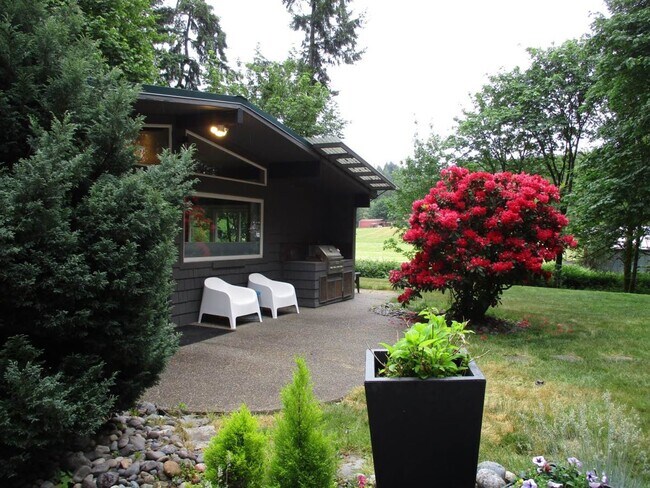 Foto del edificio - 3 bedroom Rambler with Above Garage Studio...