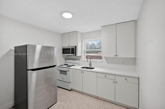 Building Photo - 458 SW 9th St