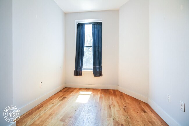 Foto del edificio - 462 Pulaski St
