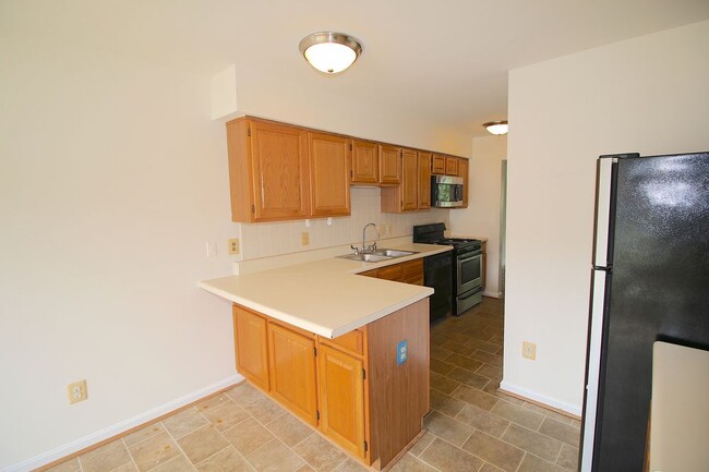 Building Photo - Spacious 3 Level townhome in Dale City