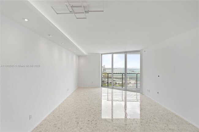 Foto del edificio - 325 S Biscayne Blvd