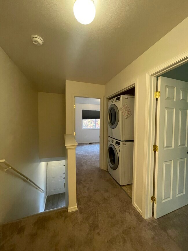 pasillo - 2064 N Woodford Ave