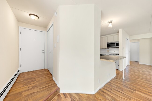 Building Photo - 5325 Waterbury Ct