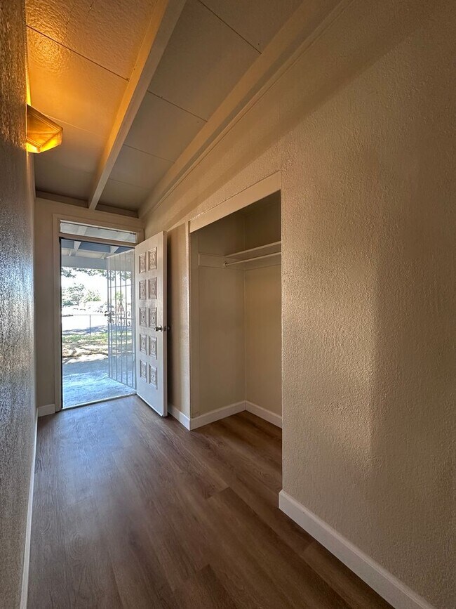Foto del edificio - New Flooring Throughout