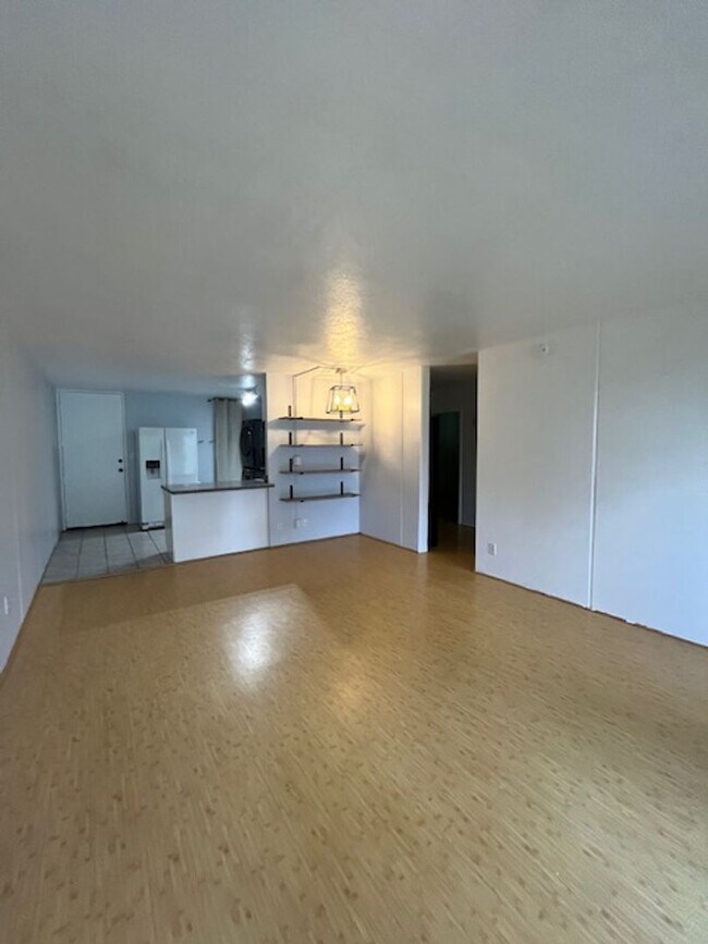 Building Photo - 2 bedroom/1 bath Ground-level unit nestled...