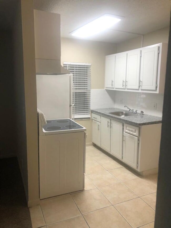 Building Photo - Riverside Manor/N'ice Apartments - 889 Riverside Drive, Ft. Lauderdale, FL 33312