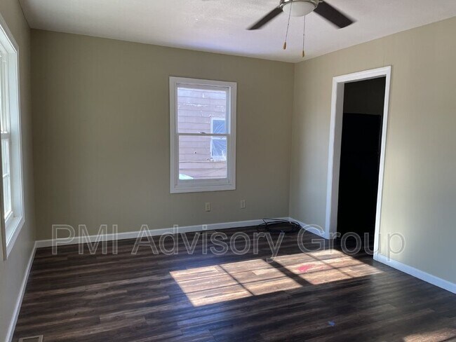 Building Photo - 940 SE Pinecrest Dr