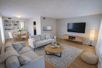 Building Photo - 2425 Ashdale Dr