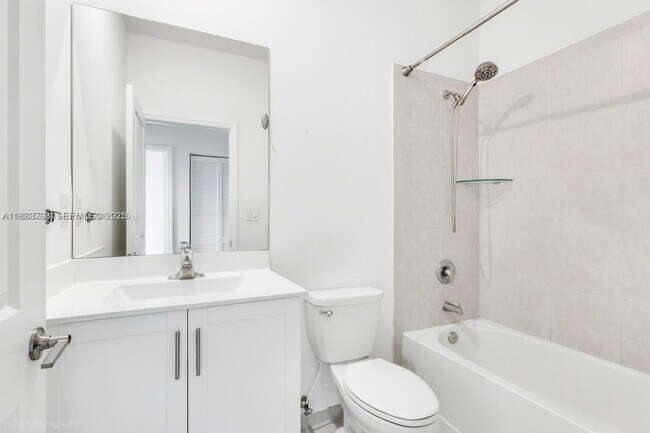 Foto del edificio - 858 NE 211th St