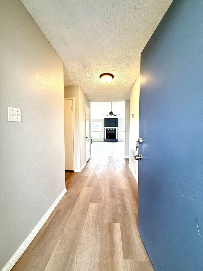 Building Photo - 12071 Plumbrook Dr