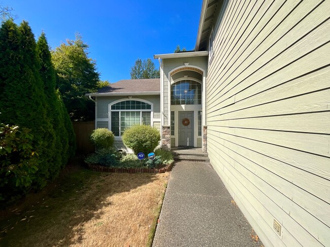 Building Photo - Spacious & Stylish 4-Bedroom(+Den/Office) ...