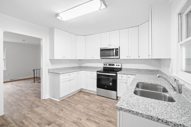 Building Photo - 4751 Club View Dr