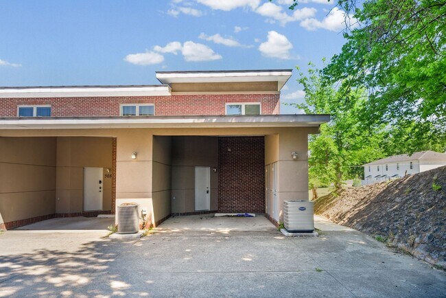 Building Photo - Large 2 Bedroom Condo For Rent Near Historic Downtown Clarksville!