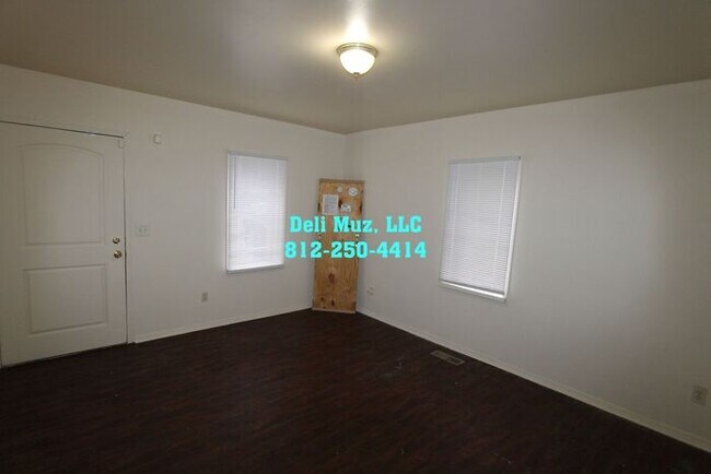 Building Photo - Great 3 Bedroom, 1 Bath For A Small Family...