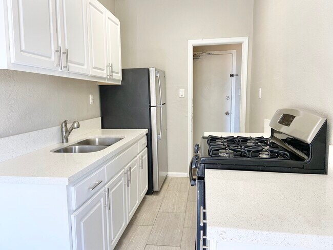 Building Photo - 437 N Ardmore Ave Los Angeles CA 90004