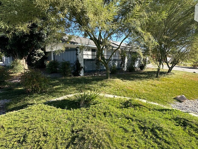 Foto del edificio - SE Visalia home with pool coming soon! All utilities included