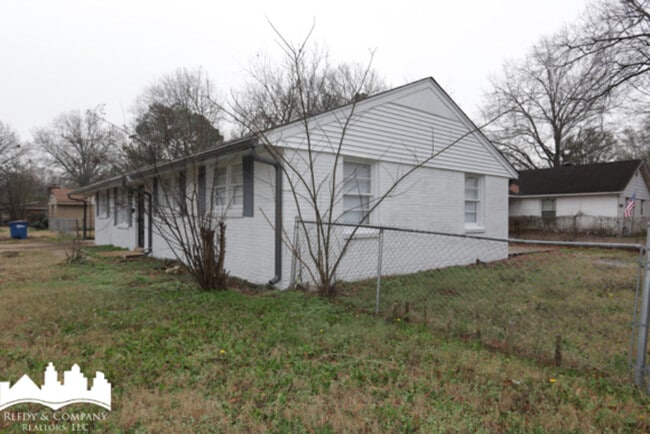 Building Photo - 616 N Roselawn Dr