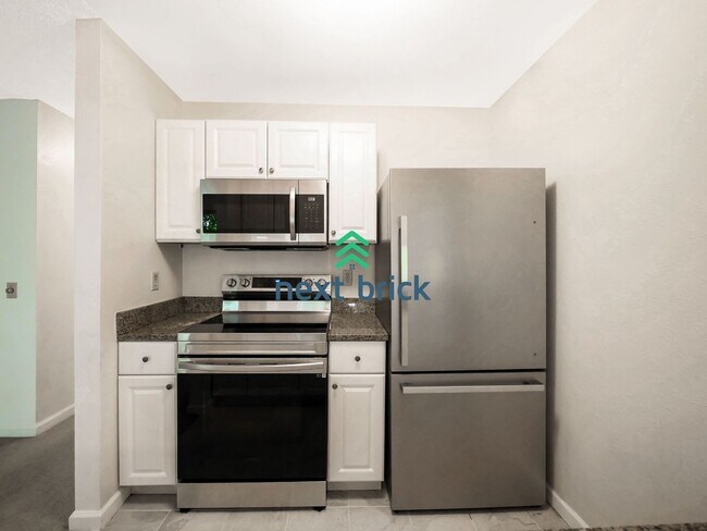 Building Photo - 2 Bed and 1 Bath Renton Condo is Available...