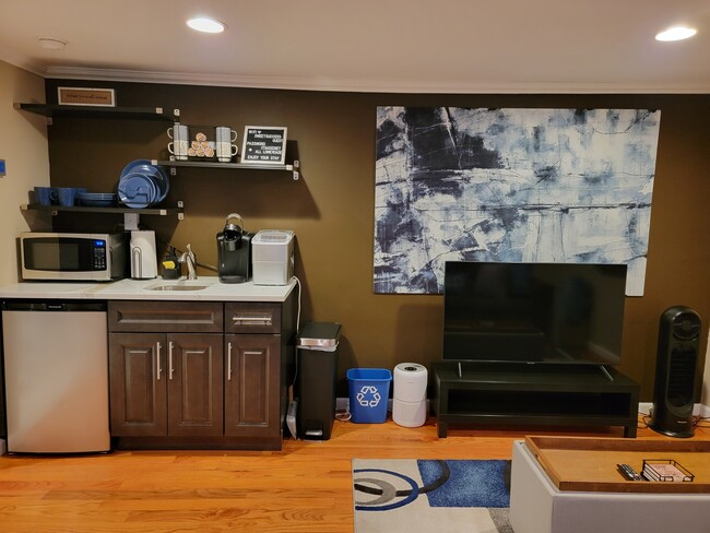 Wetbar and TV - 22 Wilshire Ct