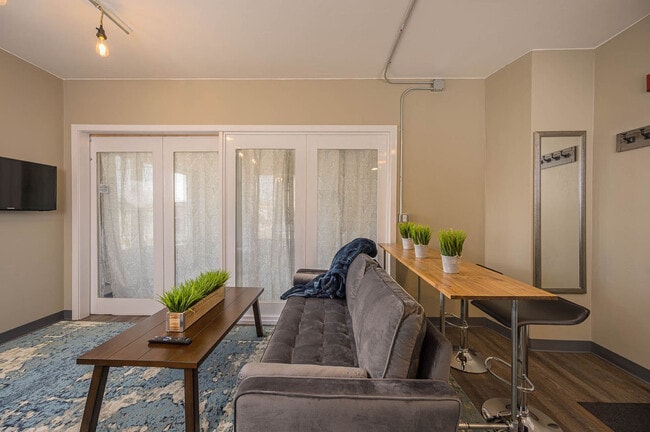 Foto del edificio - 532 W College Ave