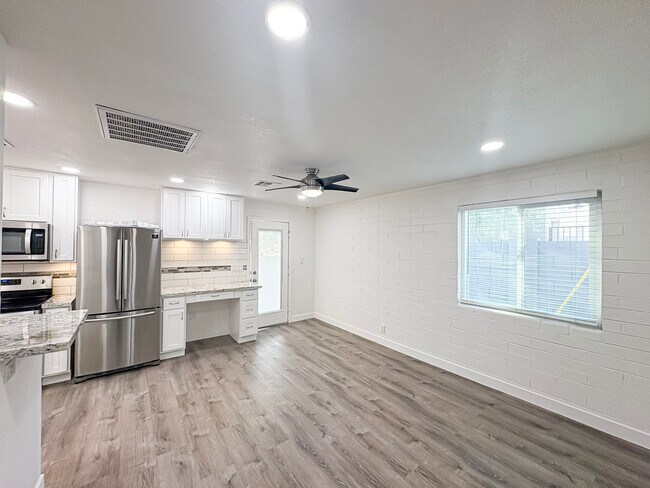 Foto del edificio - 2737 E Glenrosa Ave