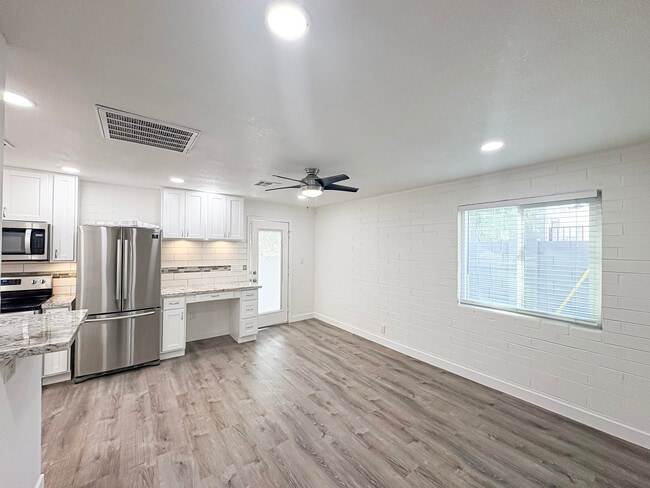 Building Photo - 2737 E Glenrosa Ave