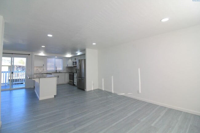 Building Photo - Updated West Kennewick 5 Bed/3 Bath House